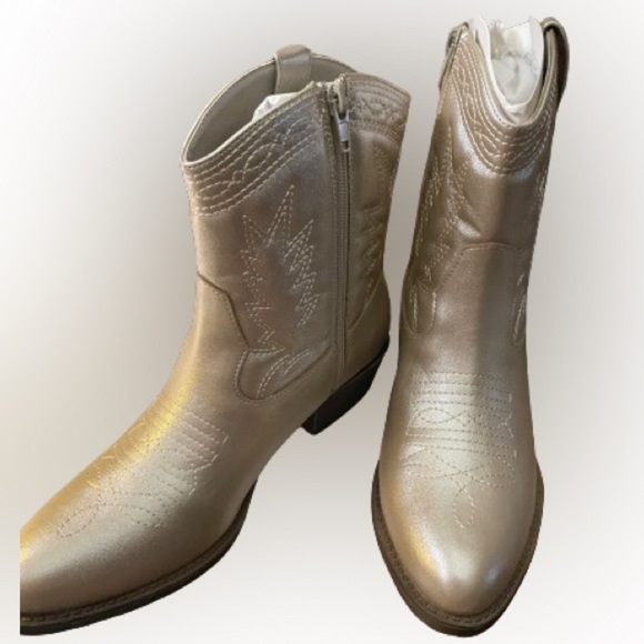 Coconuts by Matisse Shoes - Yes metallic and traditional country seam work!​